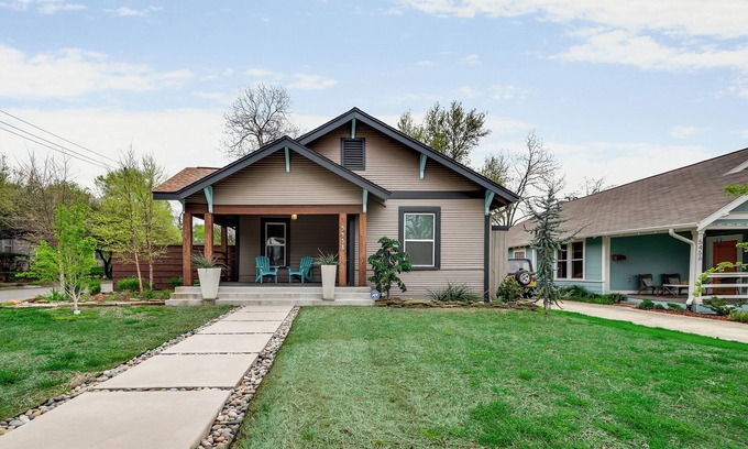 Knox - Henderson House | Heart of Dallas, 3 Bedroom, King Bed, Amazing Backyard