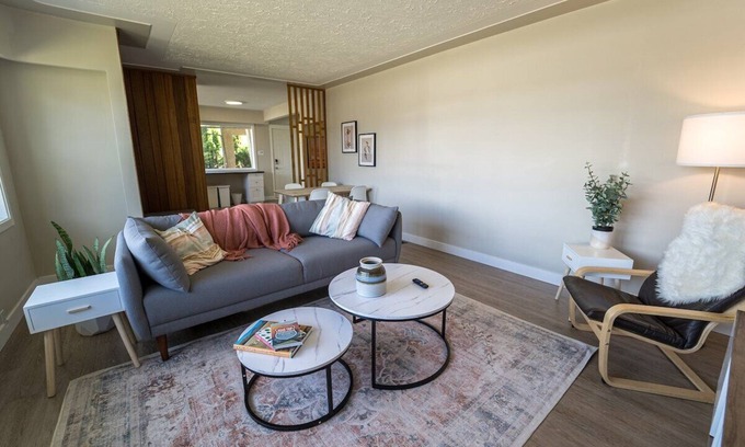 City Centre House | Heart of Downtown Kamloops - W/D + King Bed