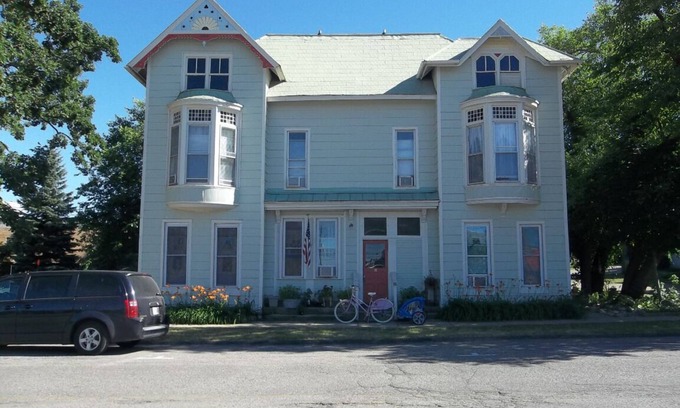 Hillsdale Apartment | Heart of Hillsdale 1 Bdrm, Work,Cook, Relax Wifi Downtown Apartment Queen Bed