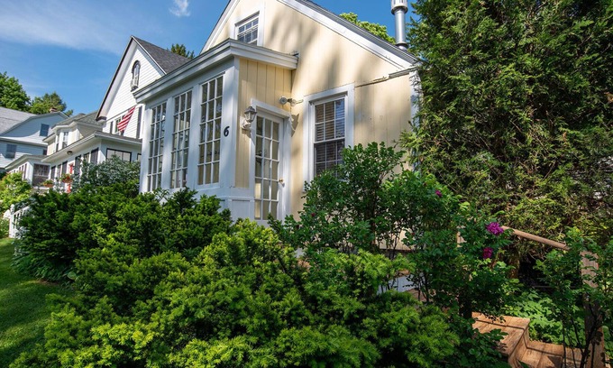 Lenox House | Heart of Lenox Walk to Town Cozy Cottage!