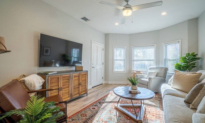 Downtown Sacramento Apartment | Heart of Midtown: Your Cozy Urban Retreat