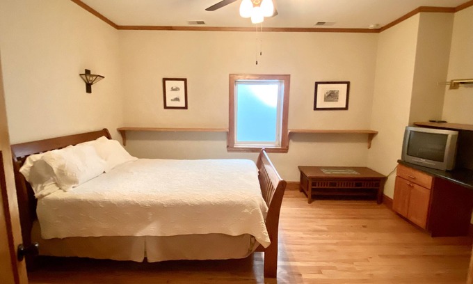 Oak Park Apartment | Heart of Oak Park, train ride to downtown Chicago. WIFI & Cable Included!