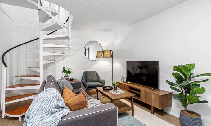 Wembley House | Heart of Wembley! 2 BR, 6km to Floreat Beach!