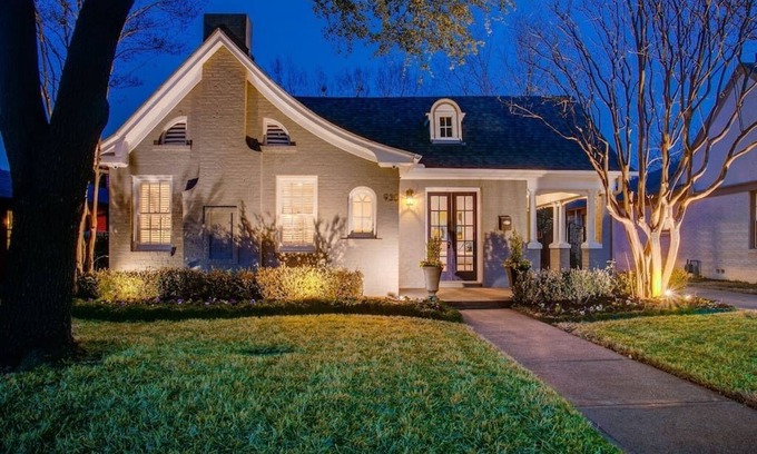 Kessler House | Heated Pool, Hot tub, Outdoor Oasis! Bishop Arts