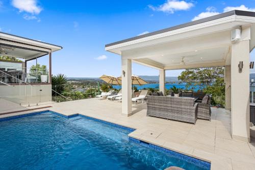 Mount Warrigal House | HEATed Pool, Lake & Beach, Luxury 5 B/R House