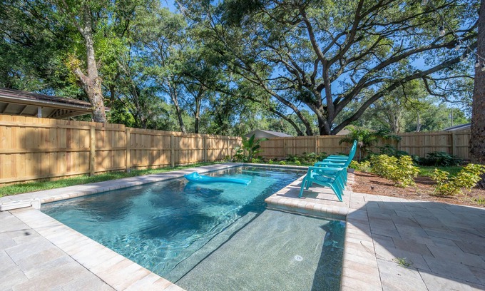 Temple Crest House | HEATED POOL-Modern Cozy 3 bedroom Cottage