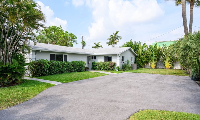 Lighthouse Point House | Heated Pool - Sleeps 12 - Close to Beach - King bed - Pet Friendly