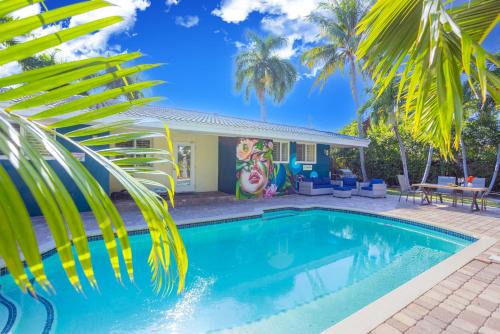 South Corals House | Heated Saltwater Pool 6min to Beach Tropical Oasis