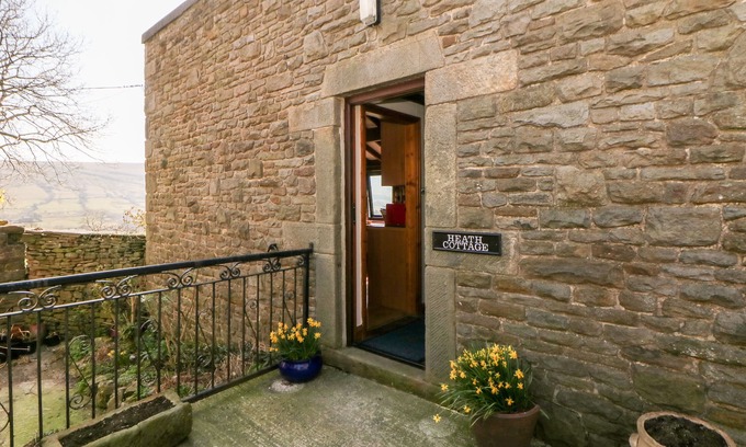 Peak District Cottage | HEATH COTTAGE, character holiday cottage, with a garden in Edale