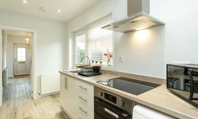 Winshill House | Heath House - Stunning 3-bed home with parking