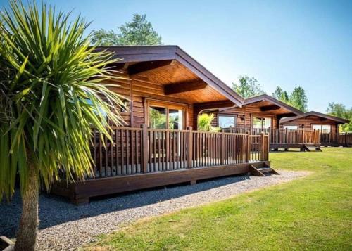 Newton Saint Cyres Ski Chalet | Heather Lodge with Hot Tub
