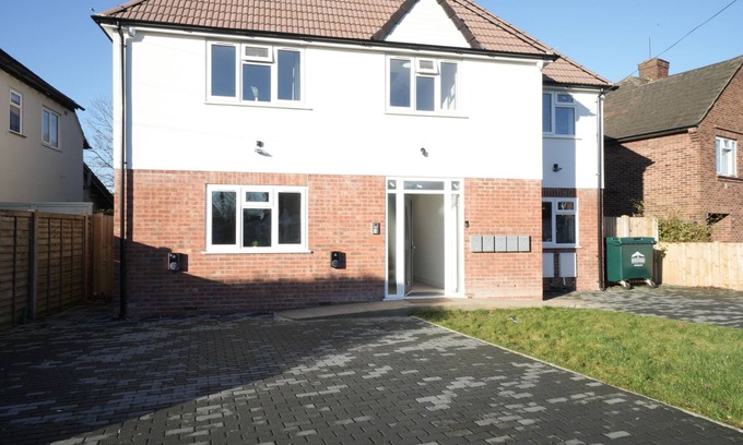 Ashford Apartment | Heathrow Charge and Go