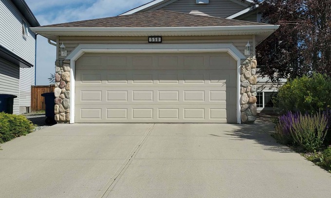 Airdrie House | Heavenly Cozy PlacennSpacious 5-Bedroom Family Home — Perfect for Groups!