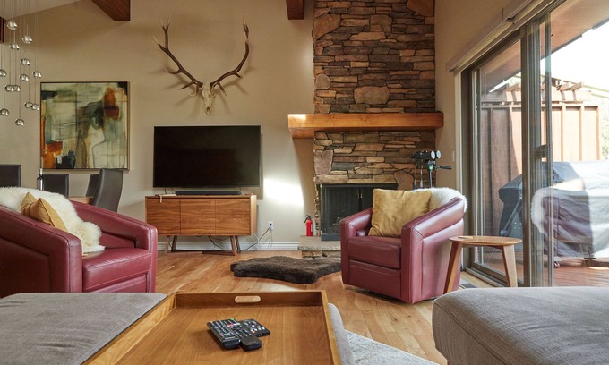 Elk Point Condo | Heavenly Ski 10-min, Pickleball, Private Beach, EV