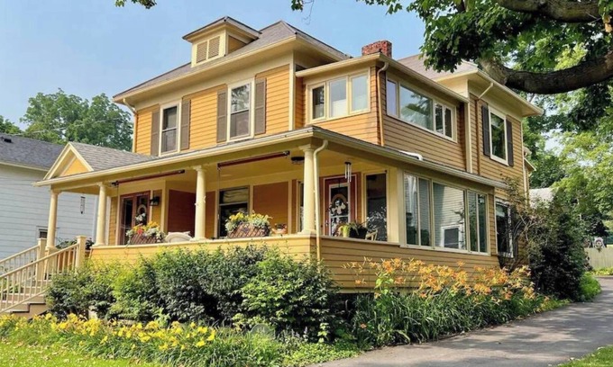 Town of Ledyard Apartment | Heck-Of-A-Deck Lakehouse with Sunsets, and Kayaks, too!