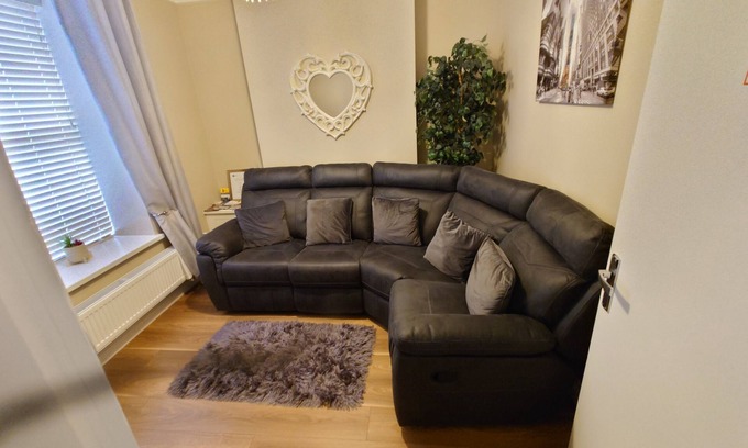 Londonderry House | Helens House Derry City Centre Remarkable 3-bed