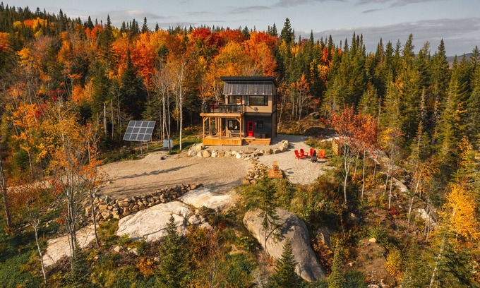 Lac Beauport Ski Chalet | HELIOS - Micro-chalet at Maelström (CITQ#304336)
