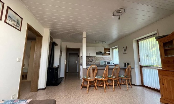 Seebarn Apartment | Helle Ferienwohnung für bis zu Vier Personen mit Balkon