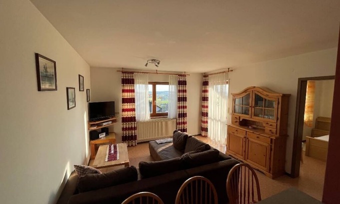 Seebarn Apartment | Helle Ferienwohnung für bis zu Vier Personen mit Balkon