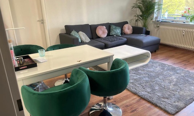 Bielefeld Apartment | Helle mit Balkon 5 Minuten zum Pool 60q central ,otopark ,Netflix