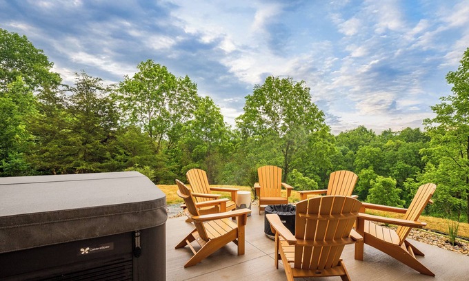 The Galena Territory House | HELLO Autumn! Luxury Home on The General - Golf Simulator, Hot Tub, VIEWS!