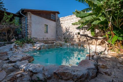 Ilaniya Ski Chalet | Hemdatya Stone Suites In The Galilee