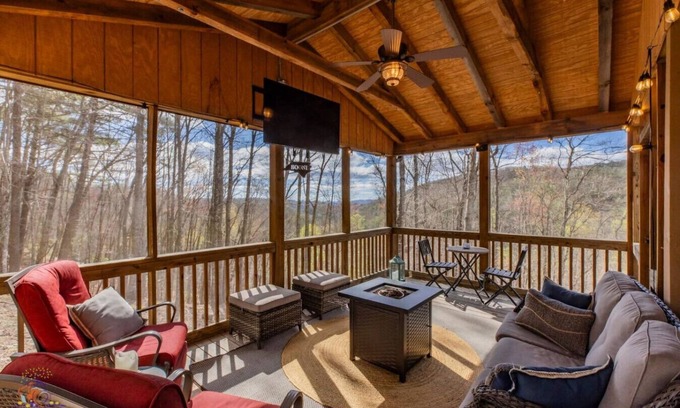 Deep Gap Cabin | Hemlock House|Sleeps 4|Views|Hot tub|2 Scrn Porche