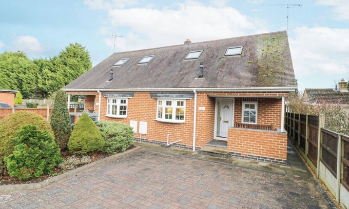 Stourport-on-Severn Cottage | HEN AND CHICKENS, family friendly in Stourport-On-Severn