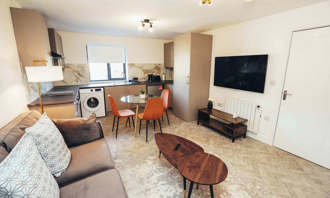 Barrow-on-Trent Apartment | Hen & Chickens Luxury Apt Free Parking | By DerBnB