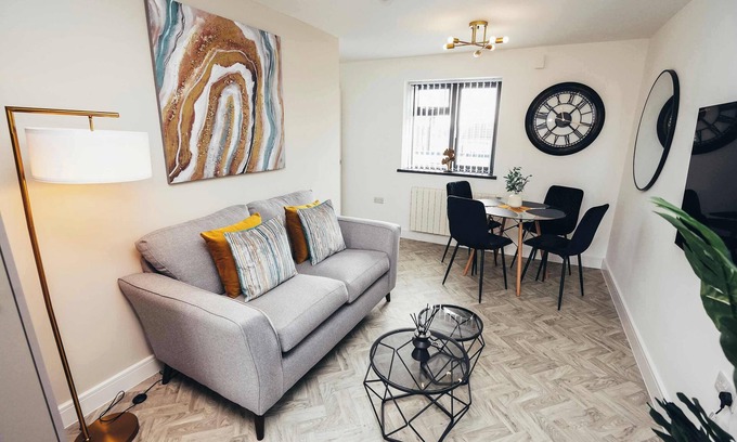 Barrow-on-Trent Apartment | Hen & Chickens Luxury Apt Free Parking | By DerBnB