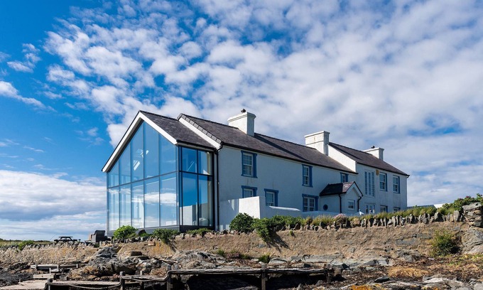 Caergeiliog Cottage | Hen Cymyran - a house on the beach that sleeps 15 guests in 8 bedrooms