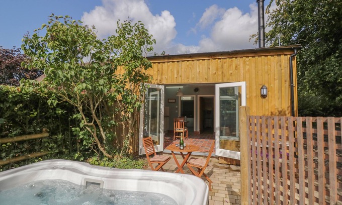 Rugeley Cottage | HEN HOUSE VIEW, pet friendly, with hot tub in Rugeley