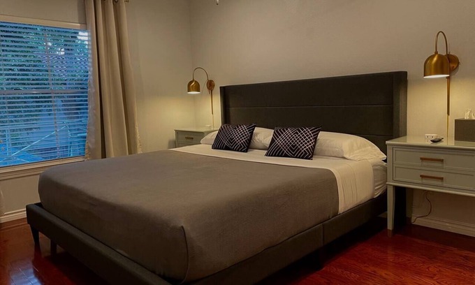 Knox - Henderson Apartment | Henderson Haven - 1 bedroom King Bed Private Patio