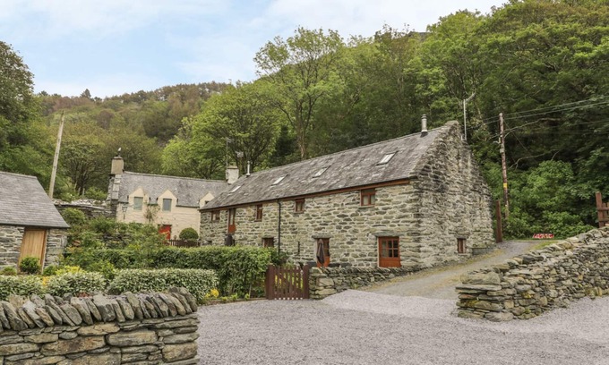 Fairbourne Cottage | HENDOLL COTTAGE 2, pet friendly, with open fire in Fairbourne
