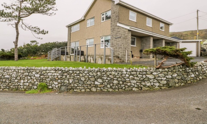 Barmouth House | HENDRE WYLAN, pet friendly, country holiday cottage in Llanaber