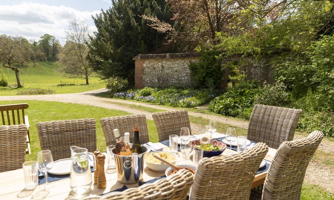Shrewton House | Henge Estate: 9-10 bedroom Manor House near Stonehenge; (sleeps 5 to 24 people)