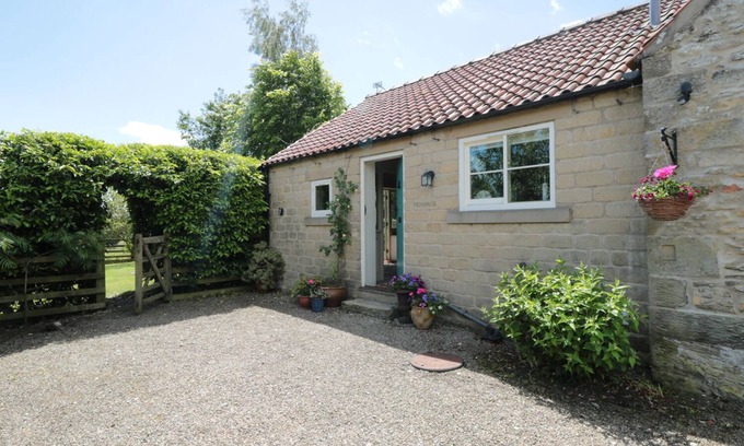 Gillamoor Cottage | HENHOUSE COTTAGE, pet friendly, with open fire in Gillamoor