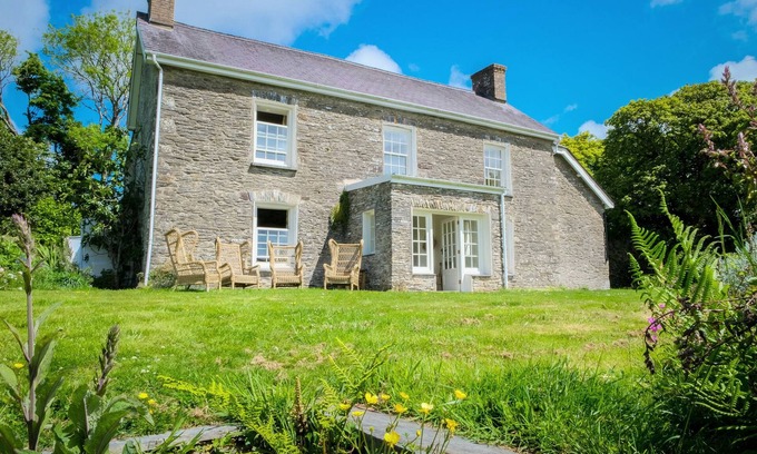 Felindre Farchog House | HENLLYS, pet friendly, with open fire in Newport, Pembrokeshire