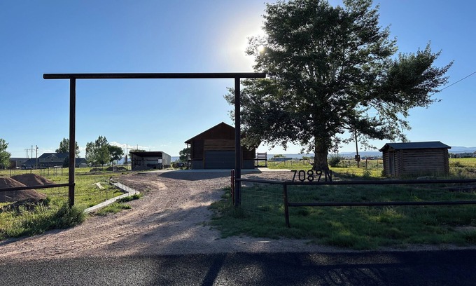 Roosevelt House | Henries Hideout, Newly Renovated Spacious 5-bedroom house in lovely Neola