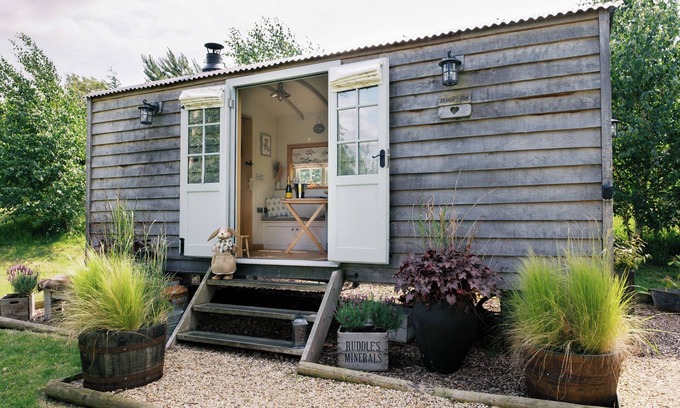 Redmile Cabin | Herbie's Shepherd's Hut - Wellness & Hot Tub