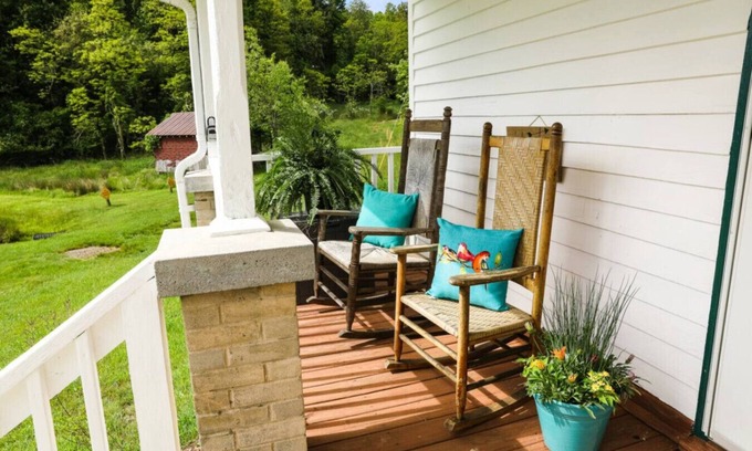 Vesta House | Heritage Farmhouse by Buffalo Mountain Getaway