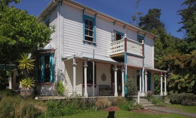 Takaka House | Heritage homestead, retreat, mountain views, peace