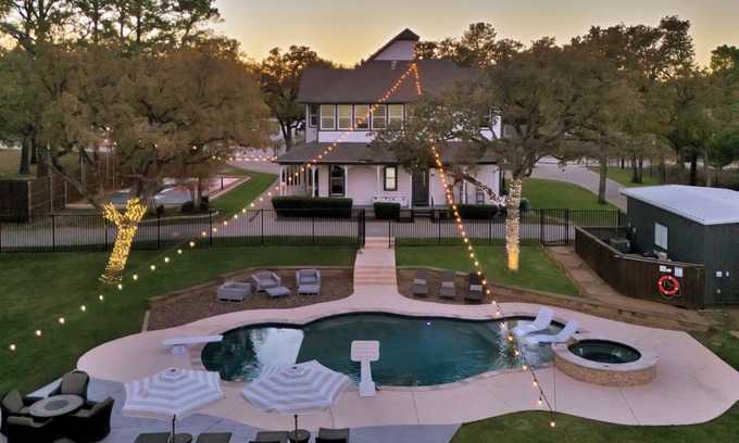 Euless House | HERITAGE HOUSE- HUGE POOL-ROOFTOP-PICKLE-BALL COURT-ARCADE-HOT-TUB