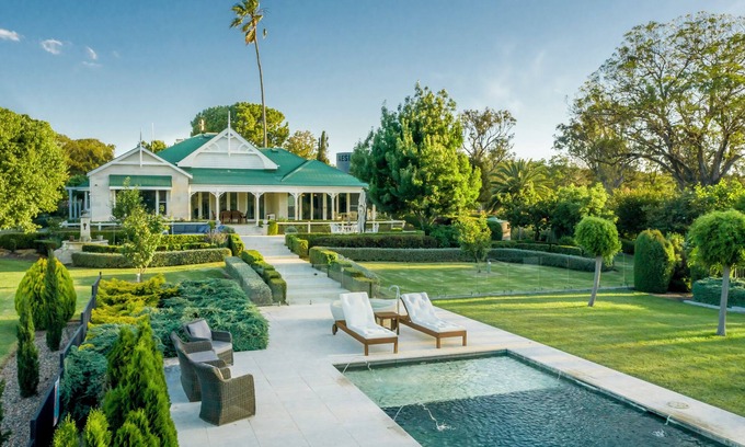 Dalveen House | Heritage List Homestead - 6 Star Accomodation for Large Groups