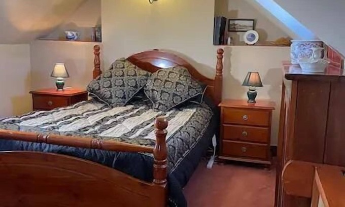 Sorell Hostel | Heritage Loft Queen bed Own Entrance & Bathroom
