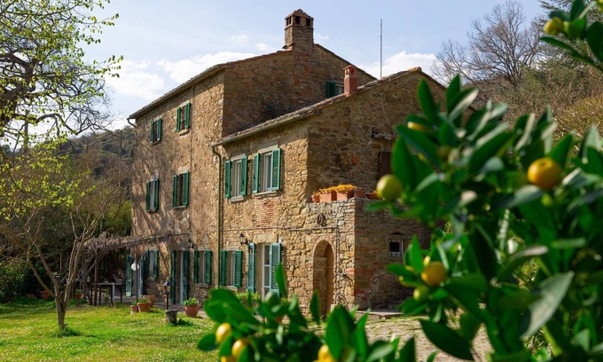Cortona Villa | Heritage Tuscan Farmhouse with private swimming pool