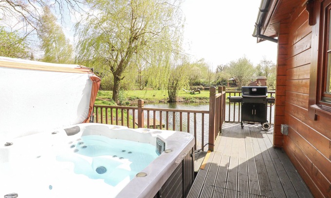 Badwell Ash Cottage | HERON LODGE, character holiday cottage, with hot tub in Badwell Ash