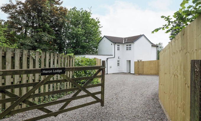 Llanvair Kilgeddin Cottage | HERON'S LODGE, pet friendly, with a garden in Penperlleni
