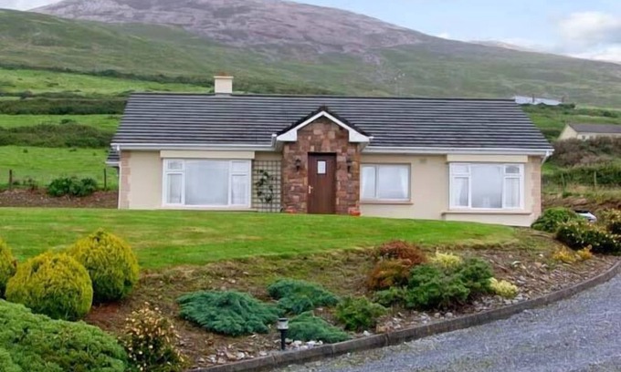 Banna Cottage | HERON'S NEST, family friendly, with open fire in Inch, County Kerry