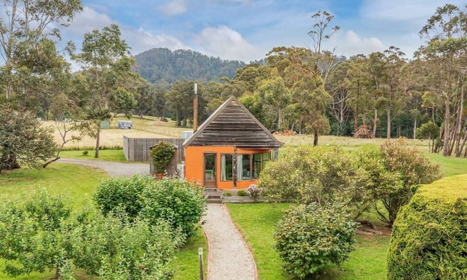 Kettering Cottage | Herons Studio A Picturesque Couples Cottage